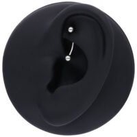 Oreja negra con Bananabell de plata Modelo de oreja negra con Micro Bananabell plateado sobre fondo blanco