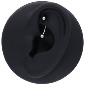 Modelo de oreja negra con Micro Bananabell plateado sobre fondo blanco