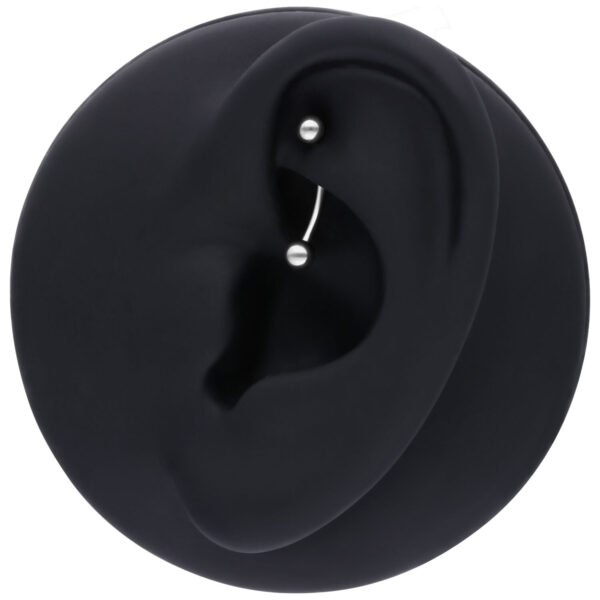 Modelo de oreja negra con Micro Bananabell plateado sobre fondo blanco