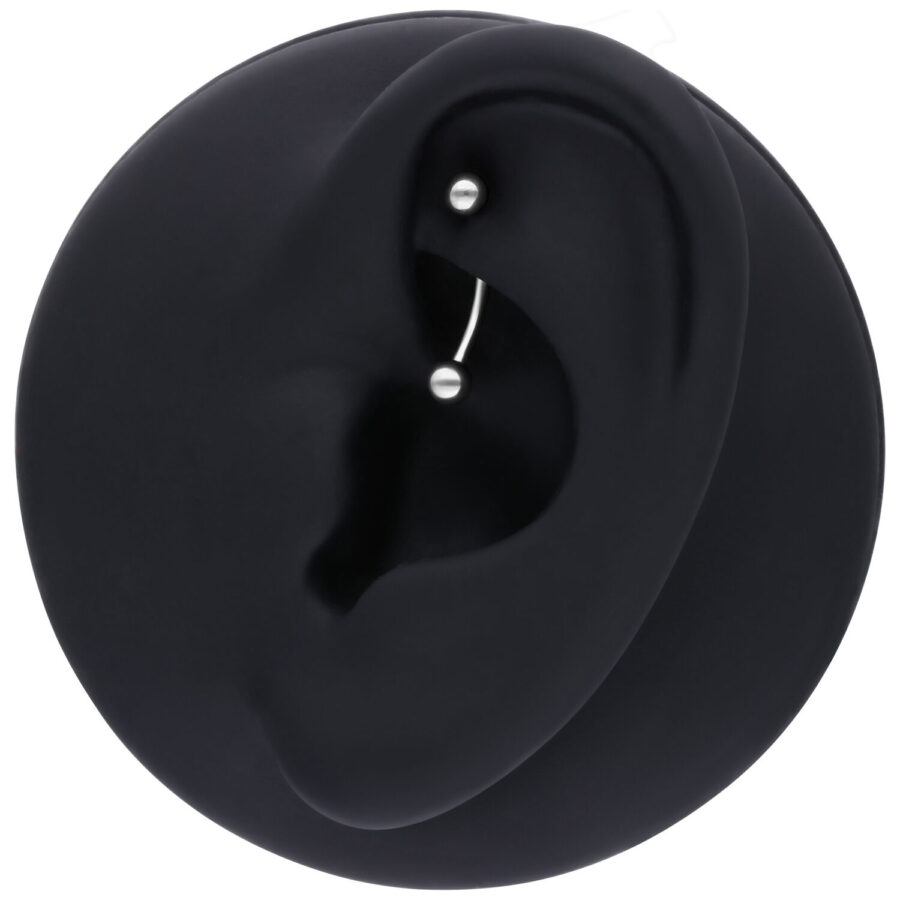 Modelo de oreja negra con Micro Bananabell plateado sobre fondo blanco