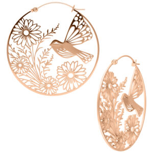 Pendientes de oro rosa con motivo de pájaros y flores sobre fondo blanco