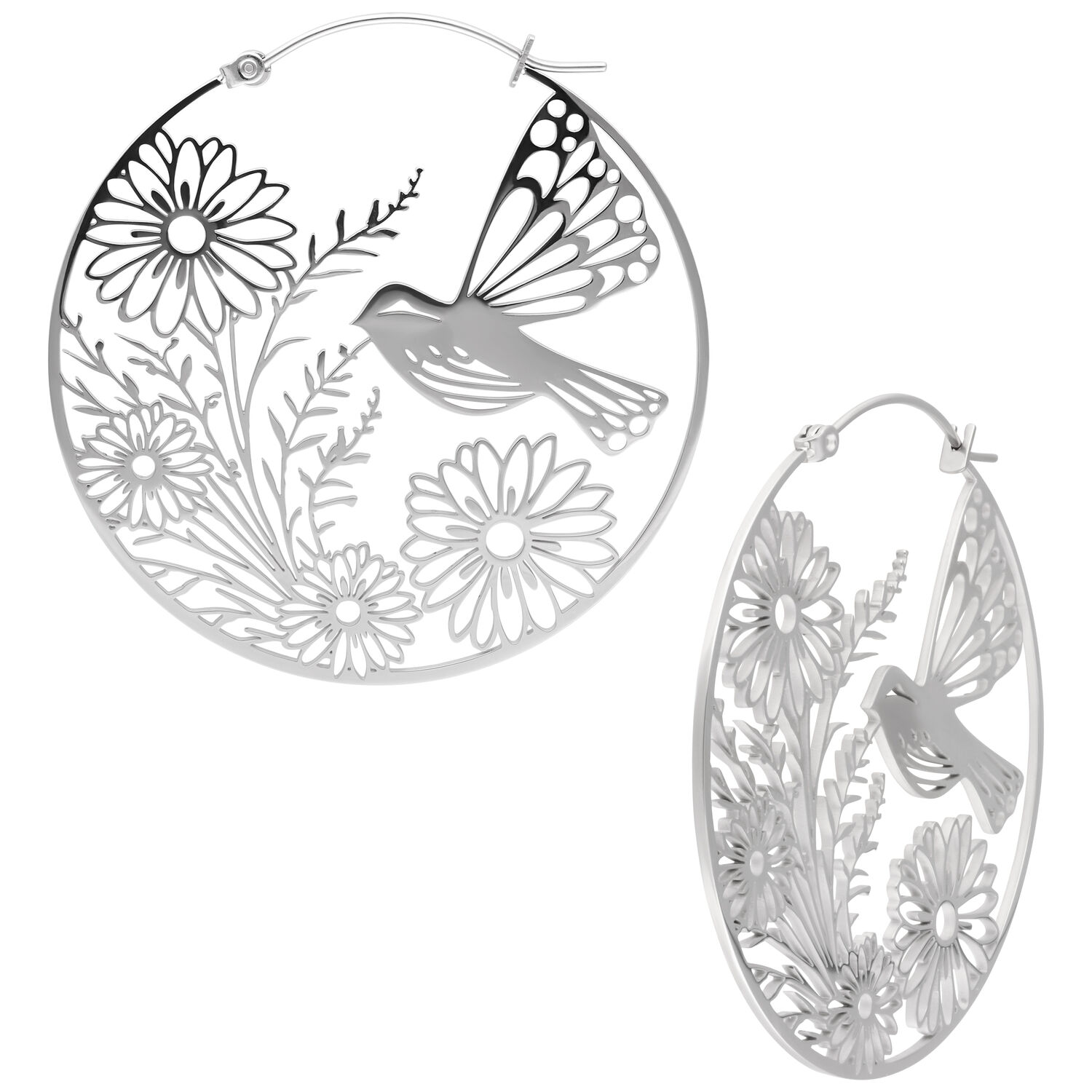 Dos aros de plata con delicado motivo de pájaro y flores sobre fondo blanco.