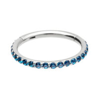 Clicker de Cristal Turquesa Coast Anillo de plata con cristales turquesa sobre fondo blanco