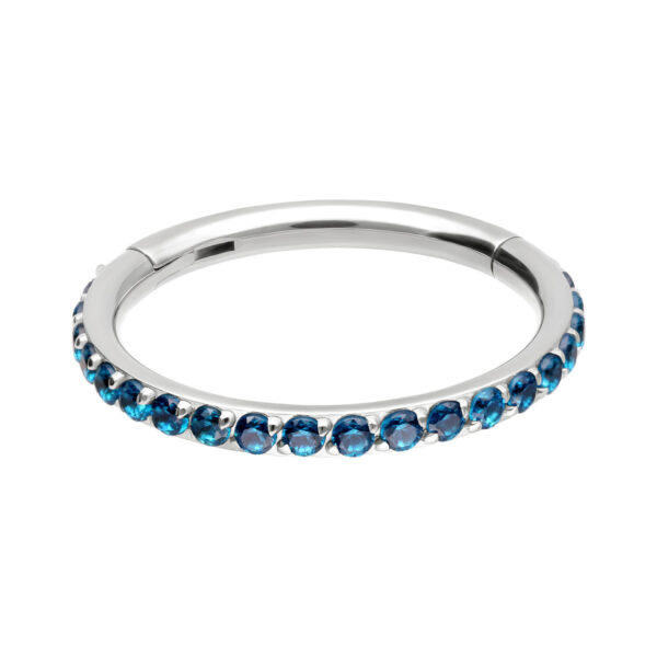 Anillo de plata con cristales turquesa sobre fondo blanco