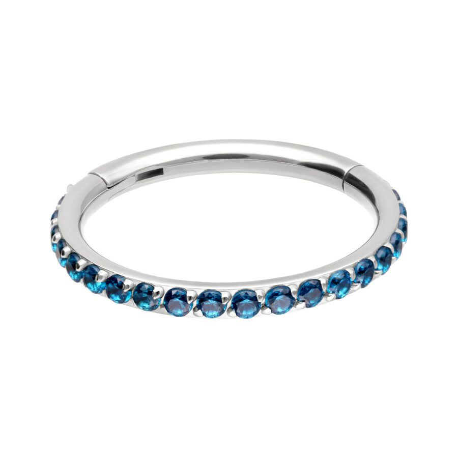 Anillo de plata con cristales turquesa sobre fondo blanco