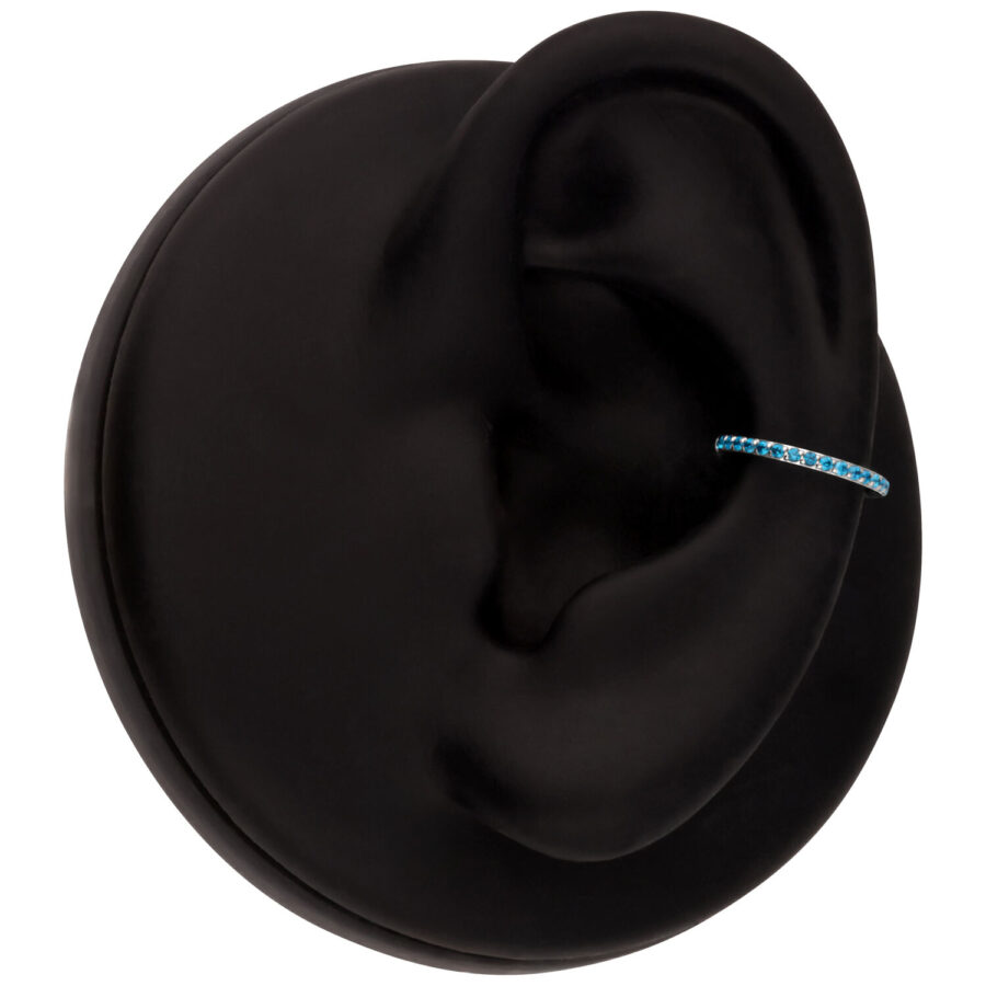 Oreja de modelo negro con piercing Clicker de cristal turquesa