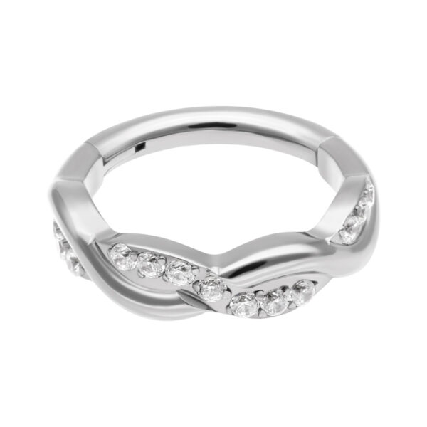 Anillo plateado con ondas adornadas con cristales sobre fondo blanco