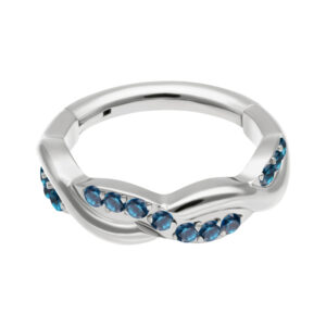 Anillo de oro blanco con cristales turquesa sobre fondo blanco