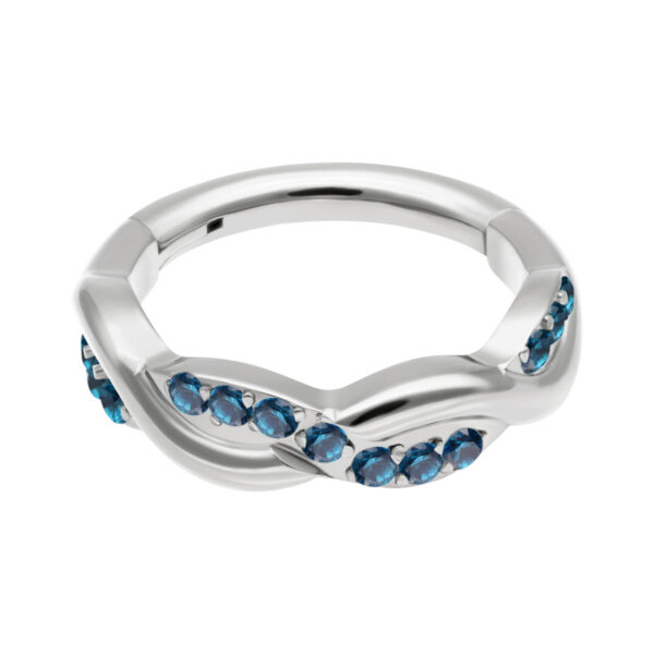 Anillo de oro blanco con cristales turquesa sobre fondo blanco