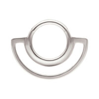 Clicker de Doble Anillo Plateado Anillo de metal plateado con dos elementos circulares sobre fondo blanco