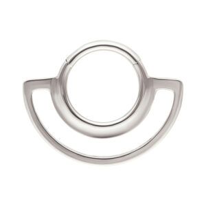 Anillo de metal plateado con dos elementos circulares sobre fondo blanco