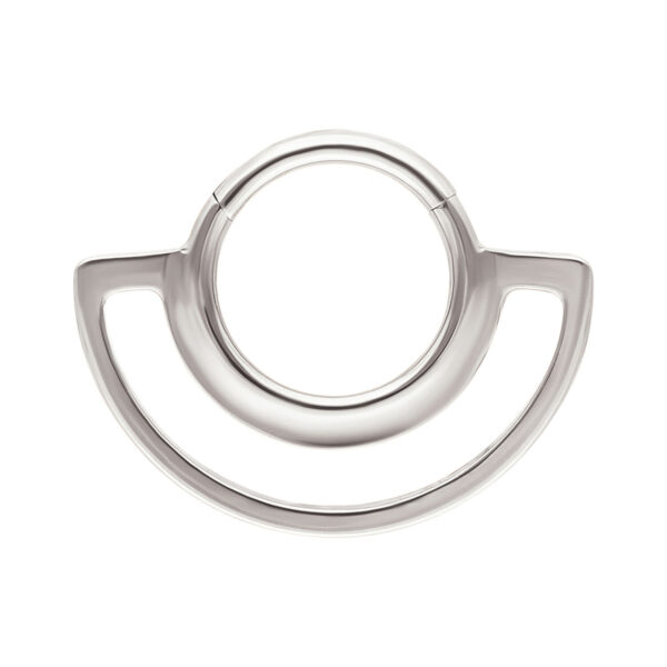 Anillo de metal plateado con dos elementos circulares sobre fondo blanco