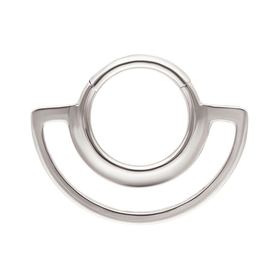 Anillo de metal plateado con dos elementos circulares sobre fondo blanco