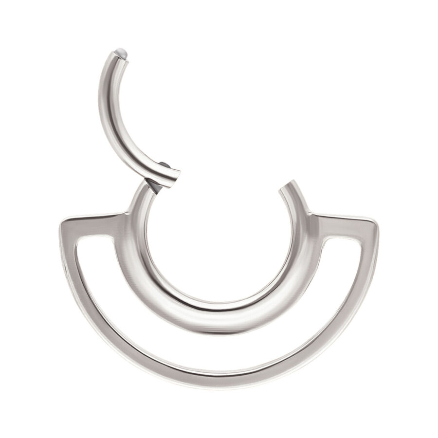 Clicker de doble anillo plateado de titanio sobre fondo blanco