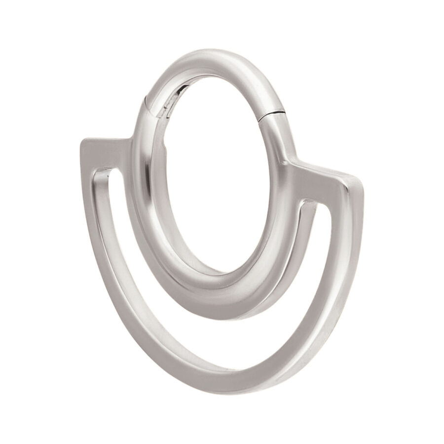 Clicker de Anillo Dual Plateado de titanio con diseño circular sobre fondo blanco