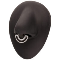 Clicker de Doble Anillo Plateado para Septum Objeto ovalado negro con anillo doble de piercing plateado