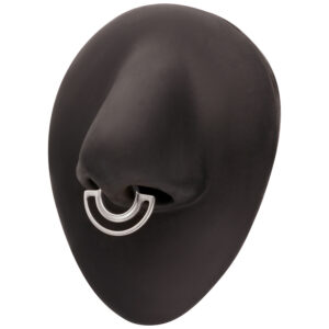 Objeto ovalado negro con anillo doble de piercing plateado
