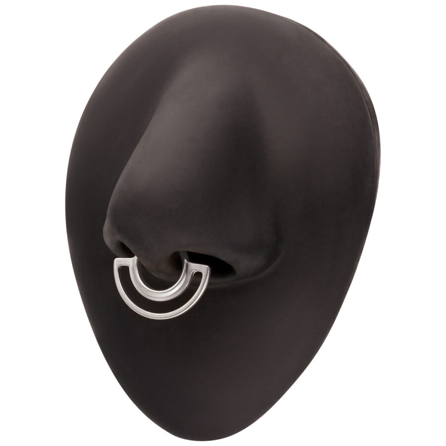 Objeto ovalado negro con anillo doble de piercing plateado