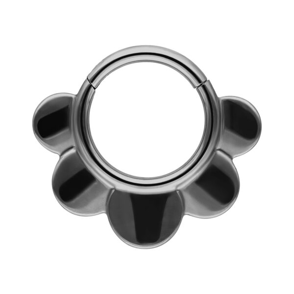 Clicker de media flor negra de metal sobre fondo blanco