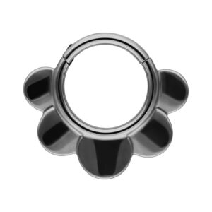 Clicker de media flor negro de titanio sobre fondo blanco