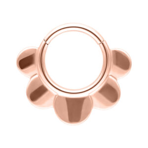 Clicker Half Flower en roségold con forma de flor sobre fondo blanco