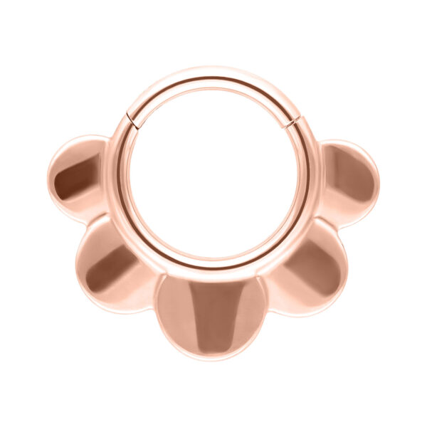Clicker Half Flower en roségold con forma de flor sobre fondo blanco