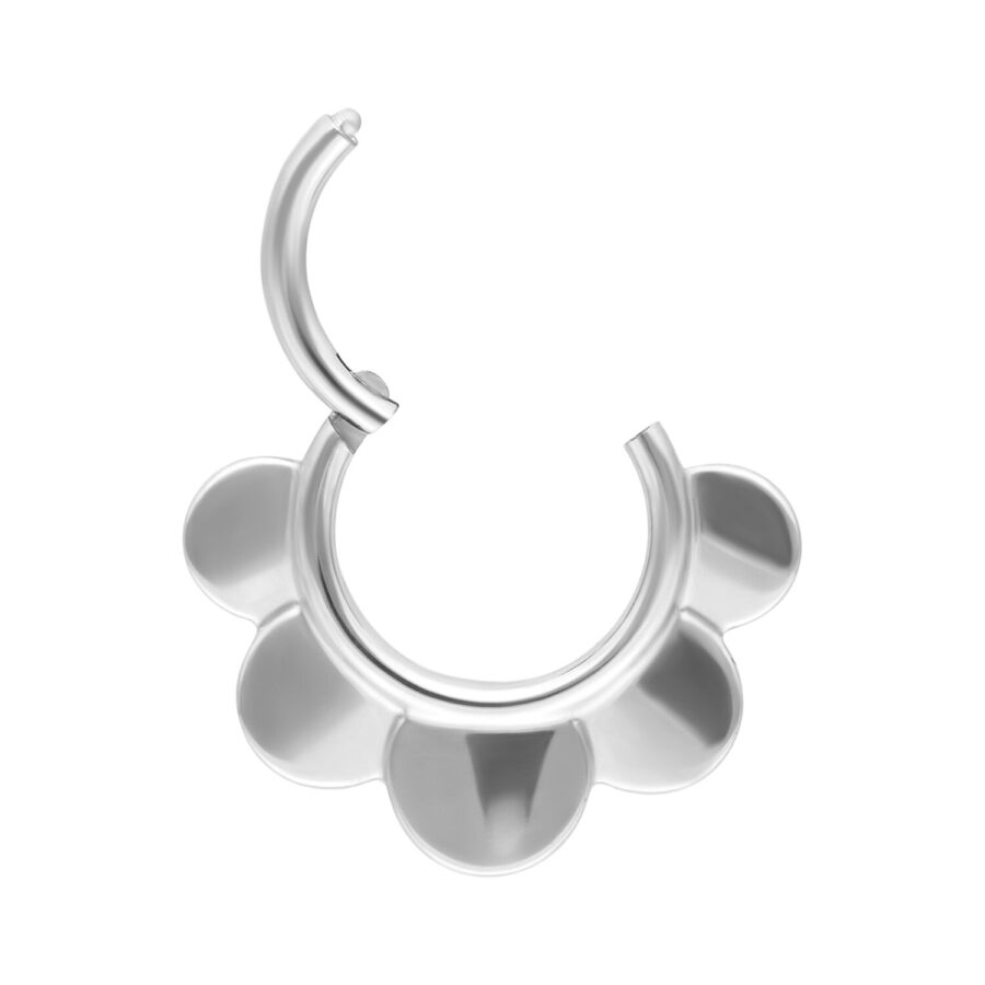 Clicker plateado en forma de media flor sobre fondo blanco