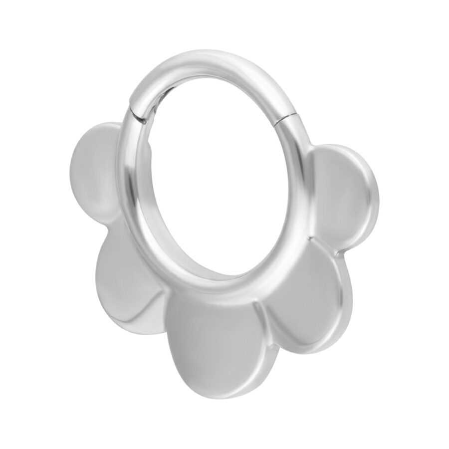 Clicker plateado en forma de media flor sobre fondo blanco