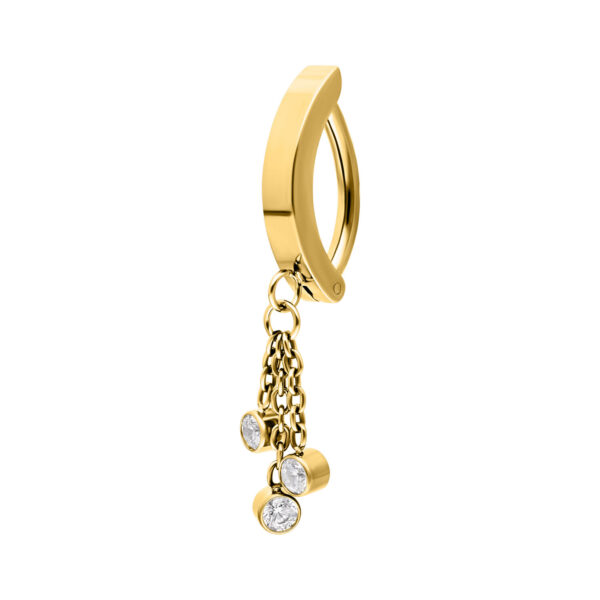 Clicker dorado para ombligo con tres colgantes de cristal claros sobre fondo blanco