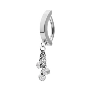 Anillo de ombligo plateado con tres colgantes de cristal en cadenas sobre fondo blanco
