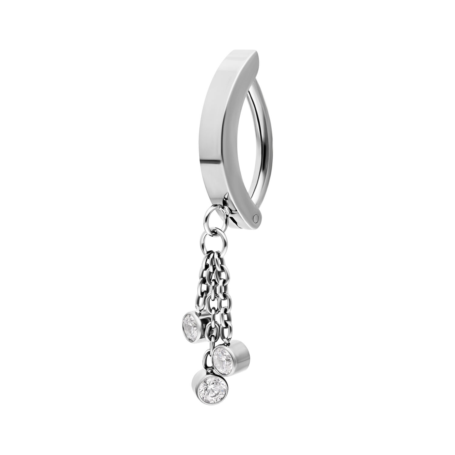 Clicker de ombligo plateado con colgante de cristal Anillo de ombligo plateado con tres colgantes de cristal en cadenas sobre fondo blanco