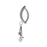 Clicker de ombligo plateado con colgante de cristal Anillo de ombligo plateado con diseño de cadena y colgantes de cristal claro sobre fondo blanco