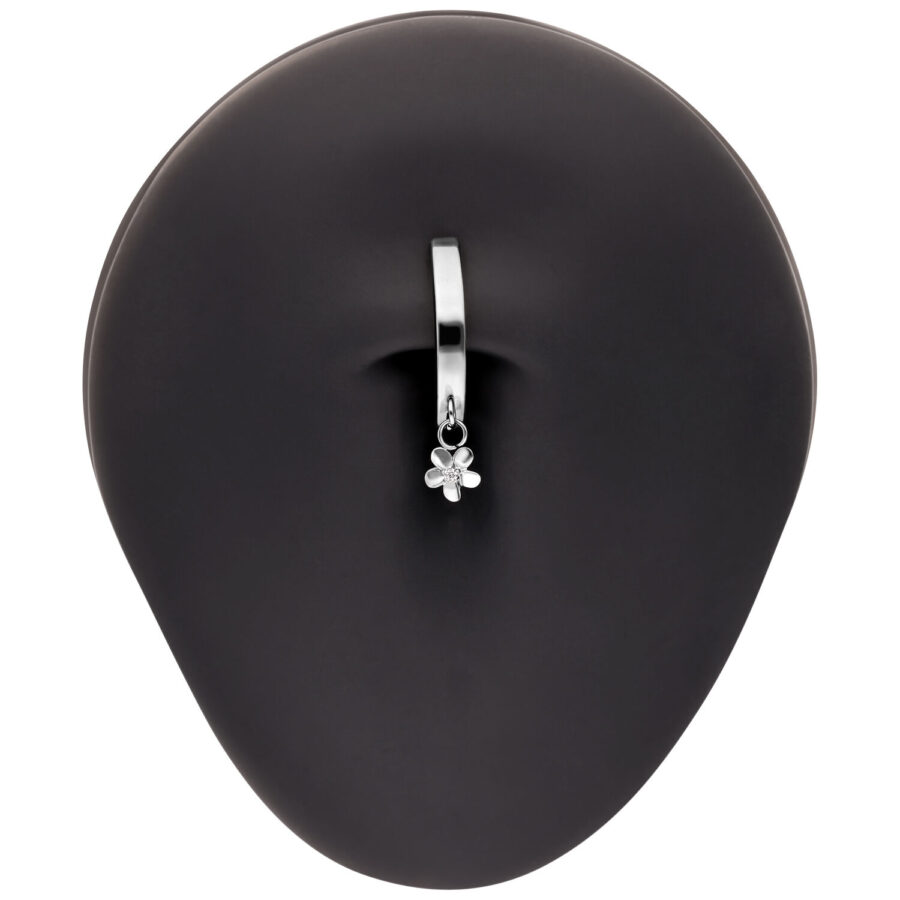 Clicker de ombligo de plata con un pequeño colgante de flor sobre fondo negro