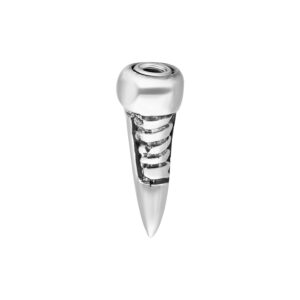 Accesorio de piercing plateado con diseño en espiral sobre fondo blanco