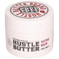 Hustle Butter Tattoo Bálsamo 30 ml Bote blanco de Hustle Butter Tattoo Bálsamo con texto rojo y negro sobre fondo blanco