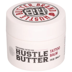Bote blanco de Hustle Butter Tattoo Bálsamo con texto rojo y negro sobre fondo blanco