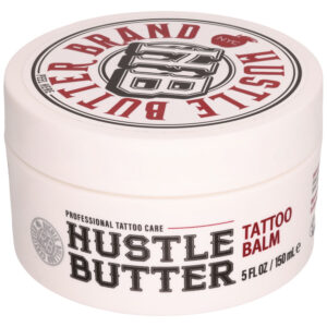 Bote redondo blanco de Hustle Butter Deluxe Tattoo Balm con letras rojas y negras
