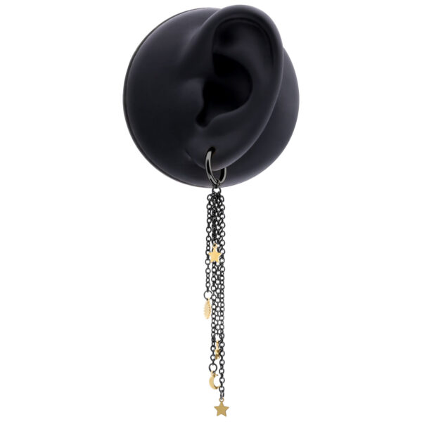 Pendiente negro con estrellas doradas y cadenas en un modelo de oreja negra