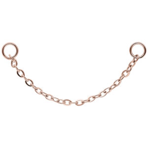 Cadena de oro rosa con dos anillos sobre fondo blanco