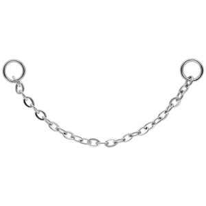 Cadena de piercing de plata con dos anillos, a la izquierda y a la derecha, sobre fondo blanco