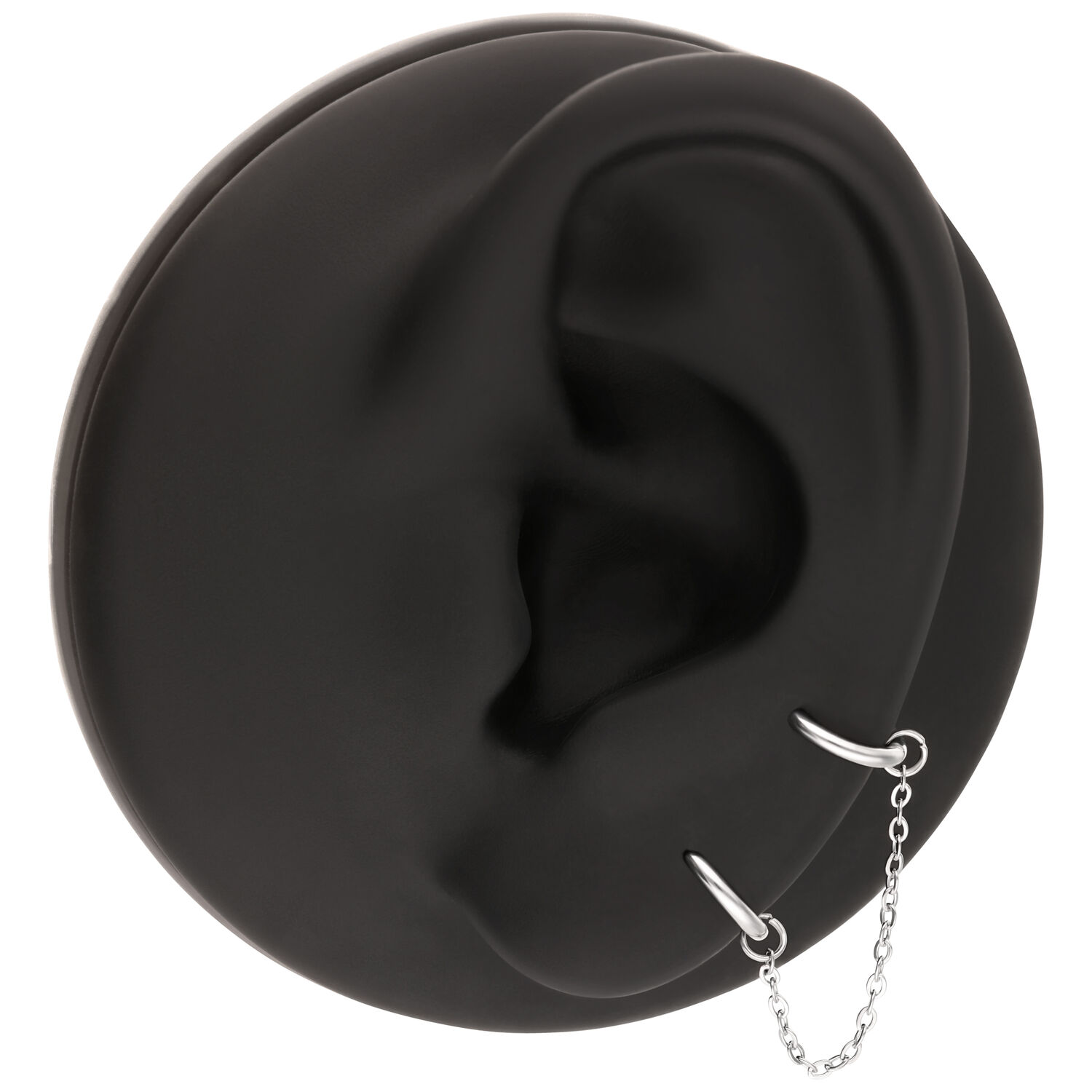 Cadena de piercing plateada de 15 mm en oreja negra Modelo de oreja negra con cadena de piercing plateada que conecta dos piercings