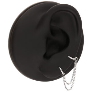 Réplicas de oreja negra con cadena de conexión plateada, fondo de estudio