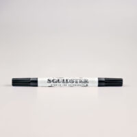 Marcador de Piel Mini Squidster Negro Marcador de piel negro de doble cara sobre fondo claro