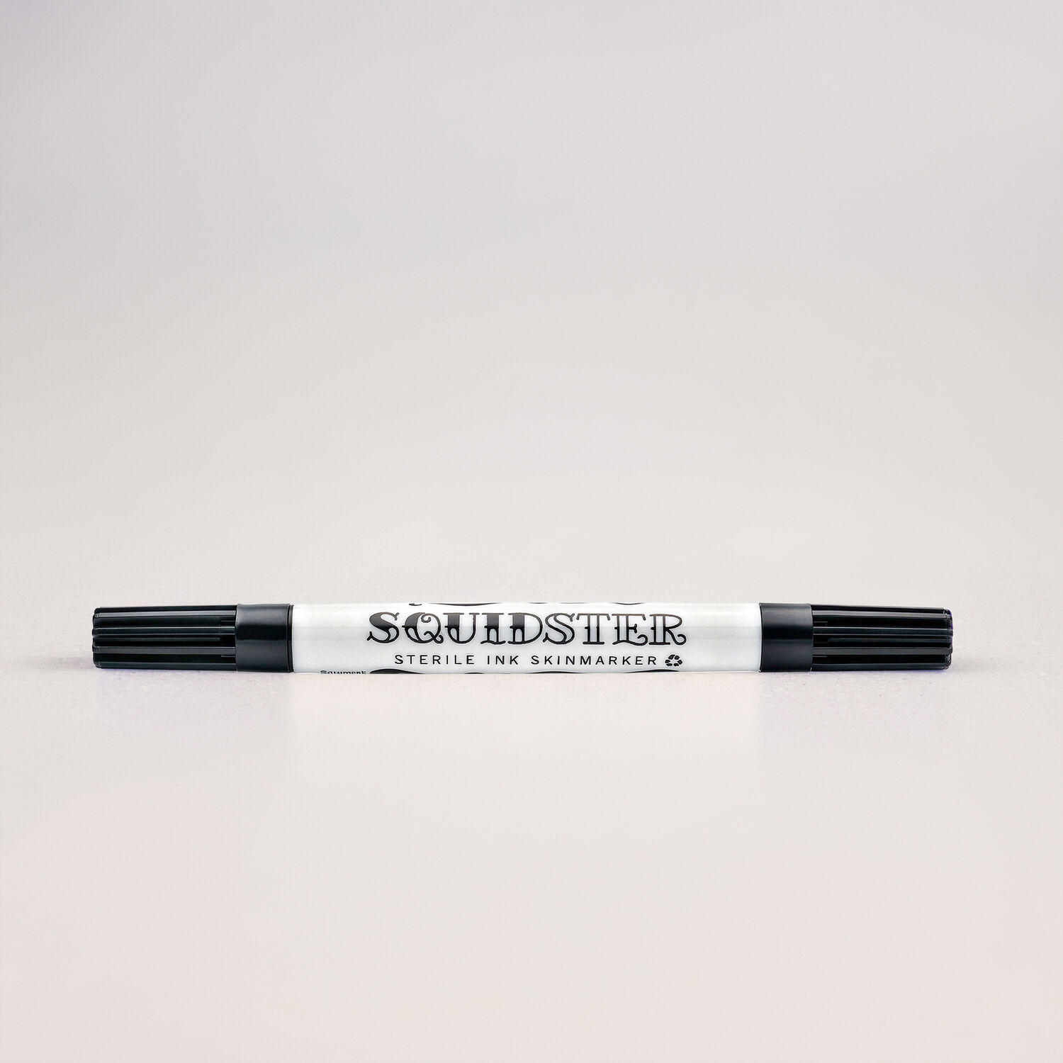 Marcador de Piel Mini Squidster Negro Marcador de piel negro de doble cara sobre fondo claro