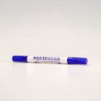 Tattoo Lápiz Squidster Mini No Esterilizado Azul Lápiz de tatuaje azul Squidster Mini con tapa azul sobre fondo blanco