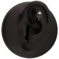 Accesorio de estrella plateada con cadenas en un modelo de oreja negra