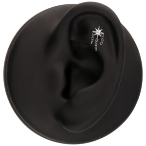 Accesorio de estrella plateada con cadenas en un modelo de oreja negra
