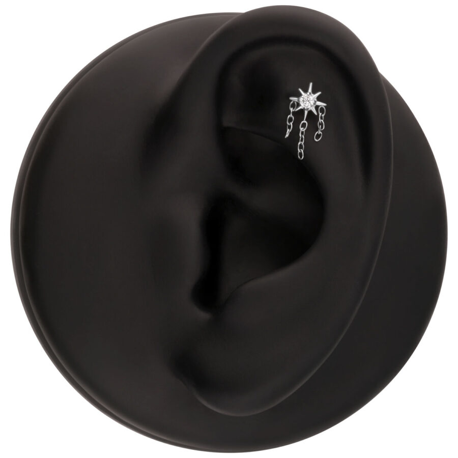 Accesorio de estrella plateada con cadenas en un modelo de oreja negra