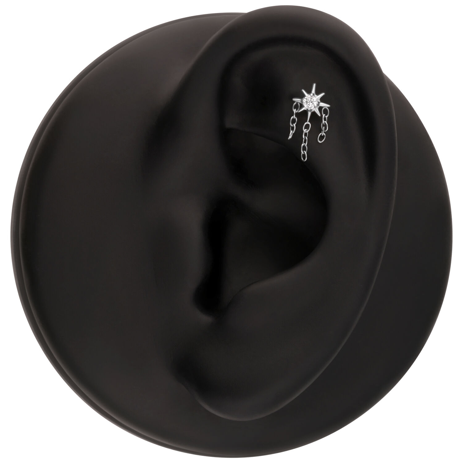Accesorio de estrella plateada con cadenas en un modelo de oreja negra