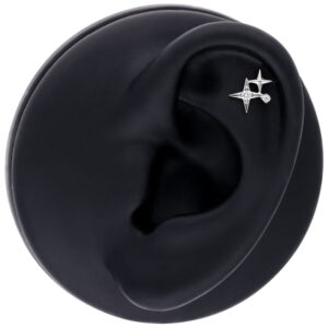 Aplique de piercing de estrella plateada en modelo de oreja negra sobre fondo blanco